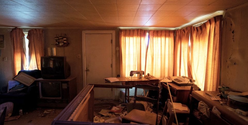 Behutsame Reinigung einer stark vollgestellten Wohnung